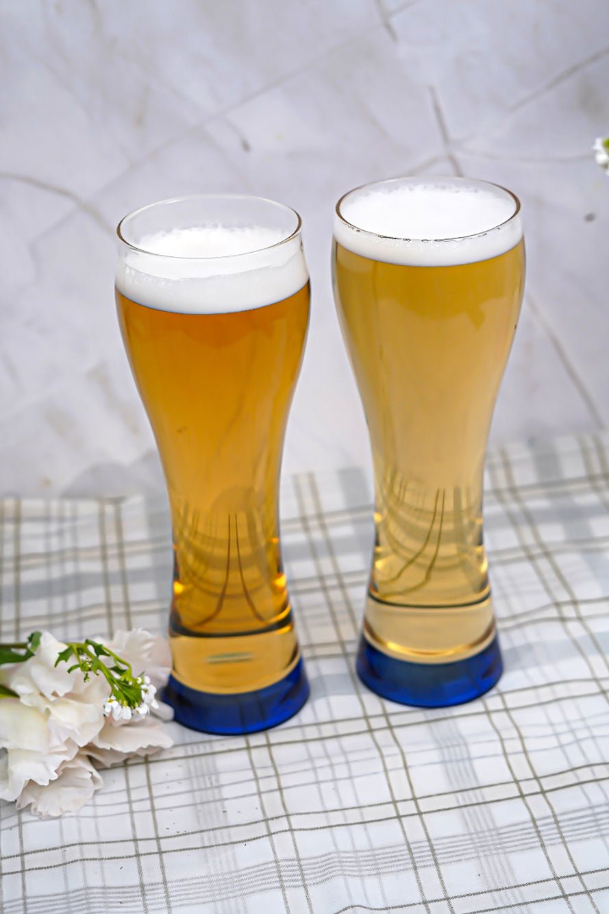 Transparent borosilicate pilsner glass, 400ml, showcasing its tall and slender shape for an enhanced drinking experience.